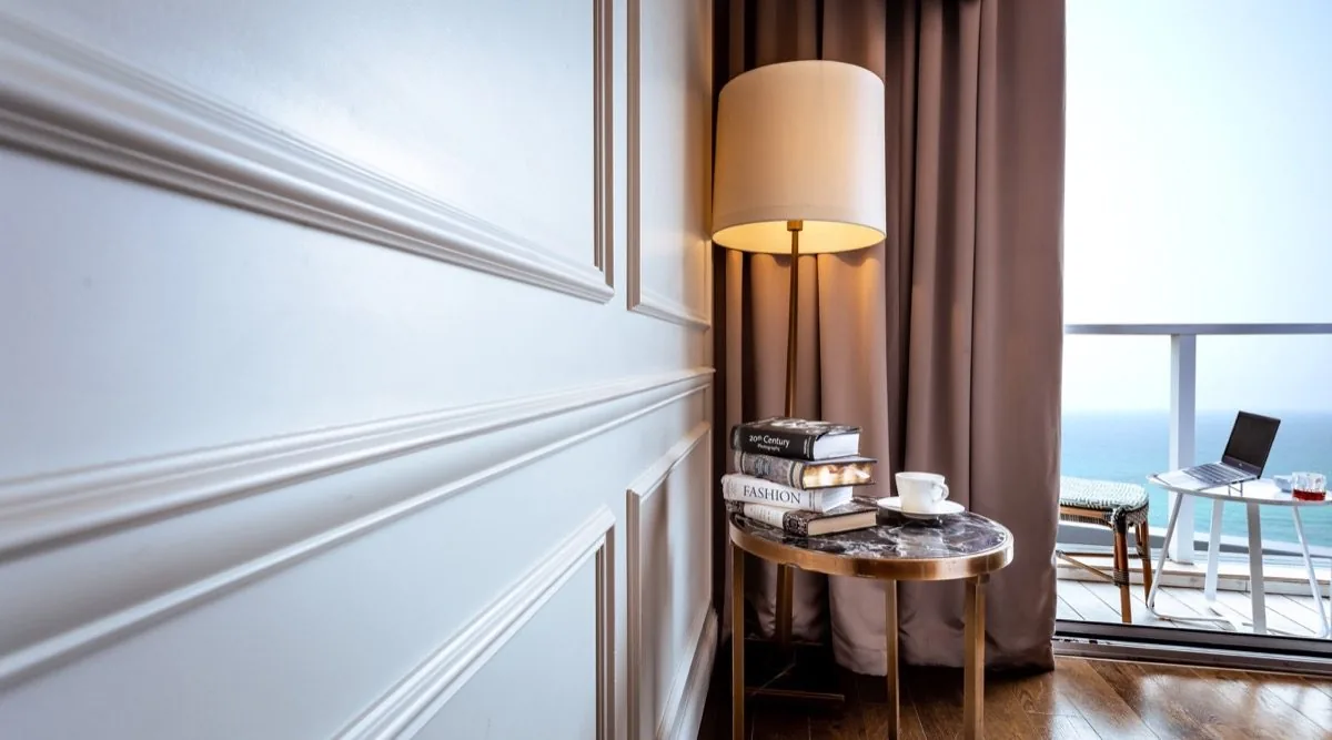Moldings, a lamp, the sea.